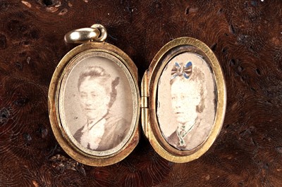 Lot 51 - A late Victorian/Edwardian 18ct gold locket, containing period photographs