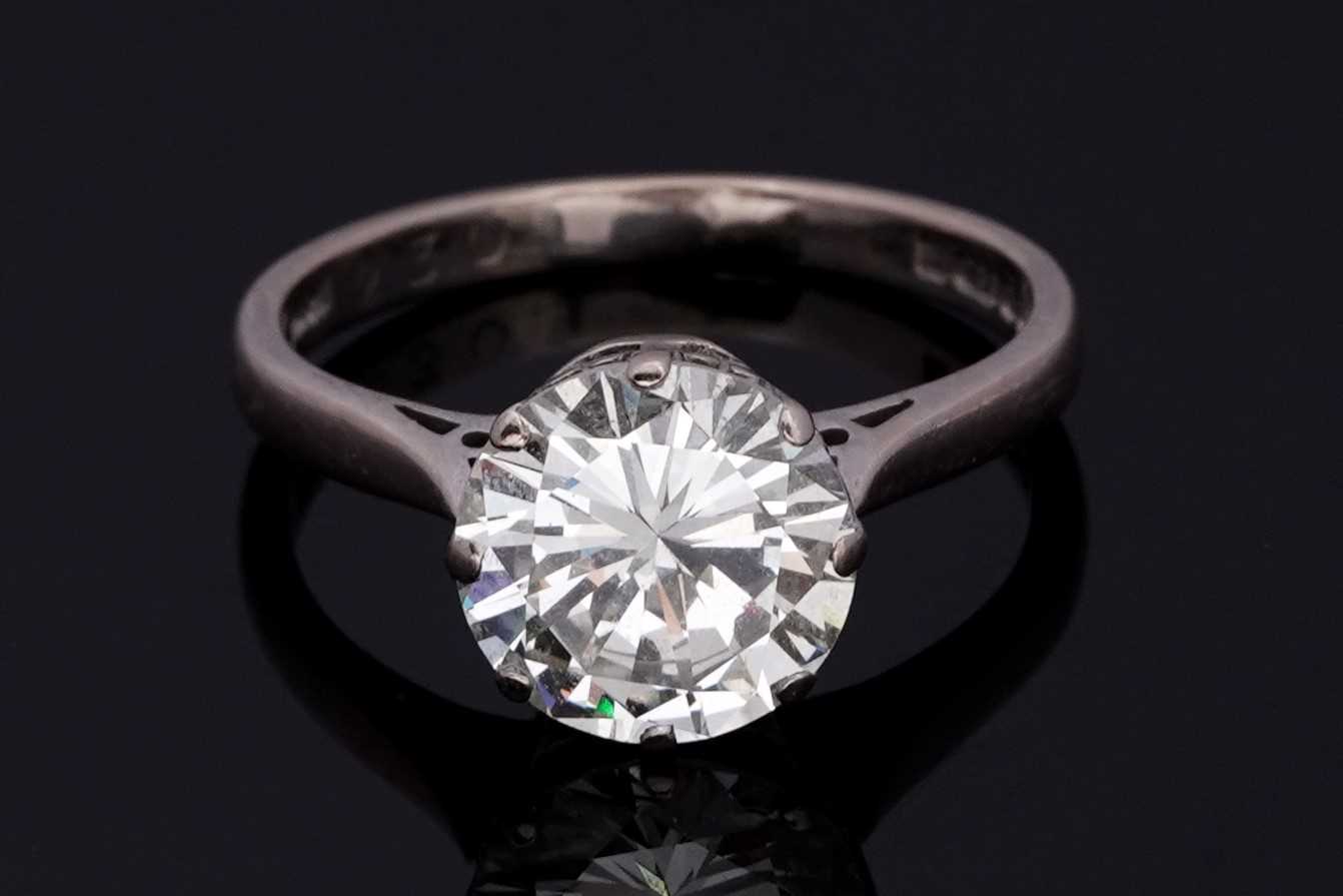 Lot 684 - A solitaire diamond ring