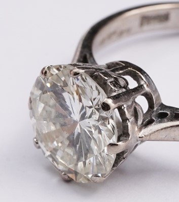 Lot 684 - A solitaire diamond ring