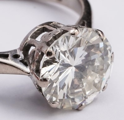 Lot 684 - A solitaire diamond ring