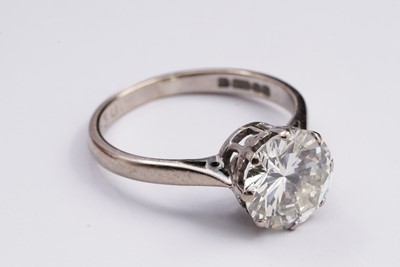 Lot 684 - A solitaire diamond ring