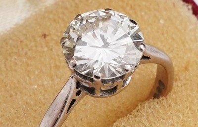 Lot 684 - A solitaire diamond ring