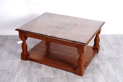 Lot 26 - A 20th Century inlaid oak and oyster veneered coffee table