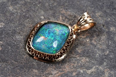 Lot 513 - A synthetic opal pendant