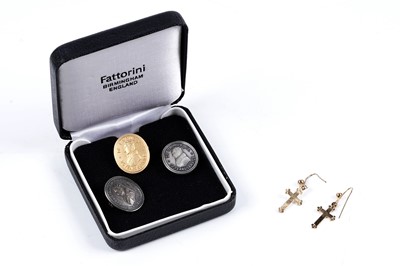 Lot 91 - A 9ct gold De La Rue 25 years long service badge; and other items