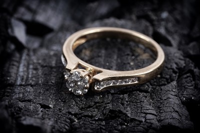 Lot 92 - A contemporary diamond ring