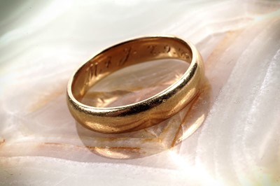 Lot 66 - A 22ct gold wedding band