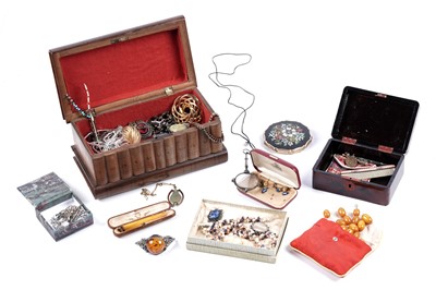Lot 69 - A Sorrento Ware jewellery box containing a quantity of silver and costume jewellery