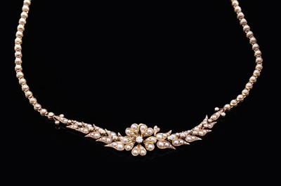 Lot 686 - A late Victorian half-pearl and diamond necklace