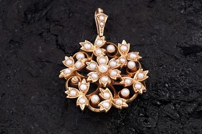 Lot 687 - A late Victorian seed pearl and yellow gold brooch pendant