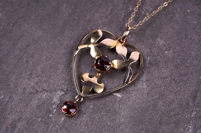 Lot 32 - A late Victorian love heart pattern pendant