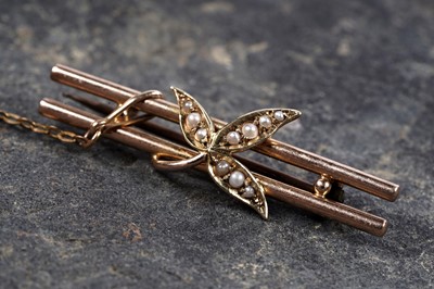 Lot 27 - A late Victorian seed pearl brooch