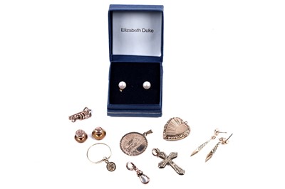 Lot 300 - Gold and yellow metal jewellery items