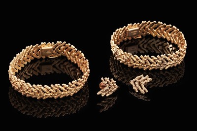 Lot 659 - R.J. Turner: 9ct yellow gold double bracelet and earrings