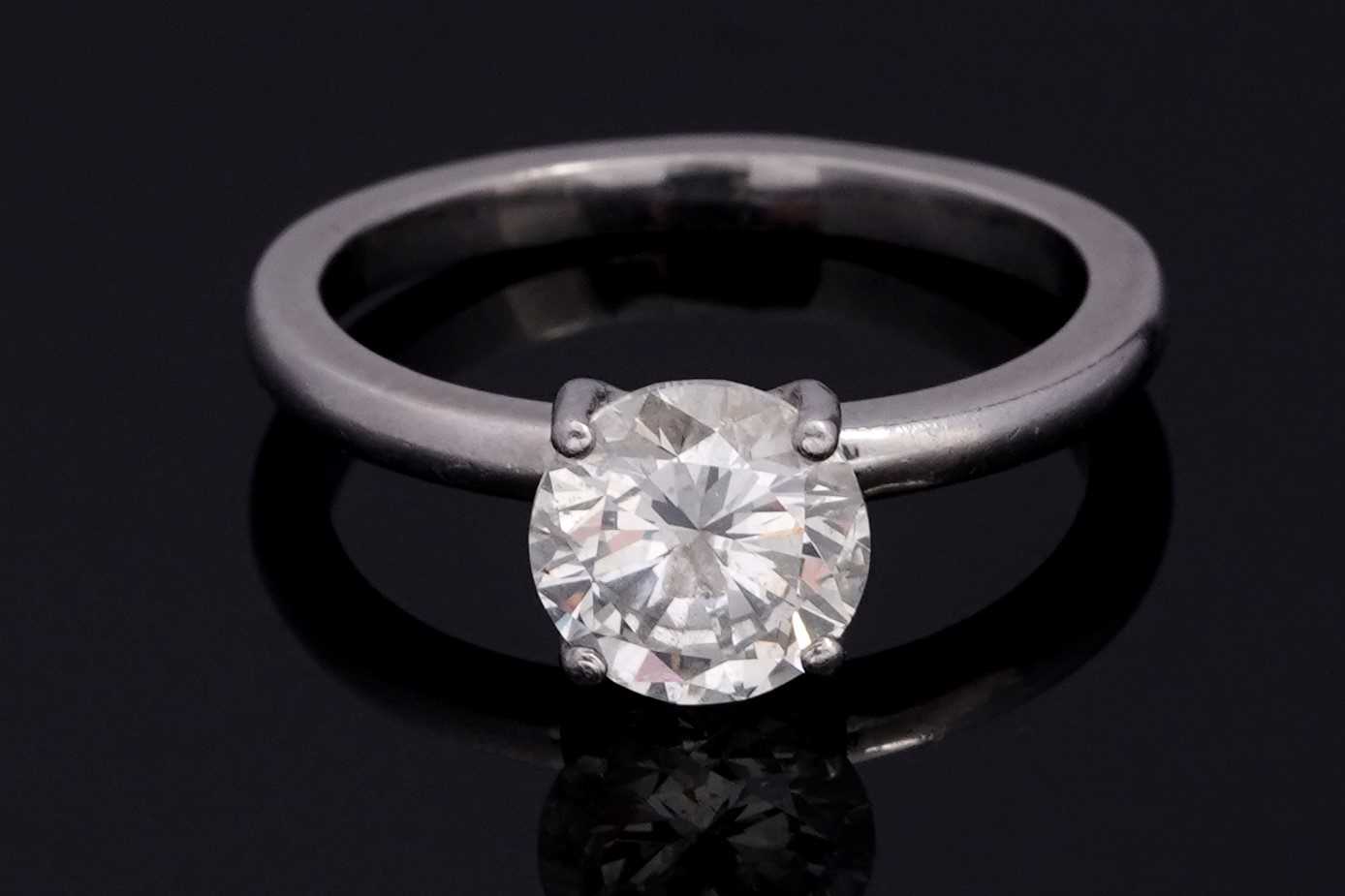 Lot 690 - A solitaire diamond ring