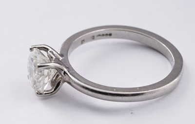 Lot 690 - A solitaire diamond ring