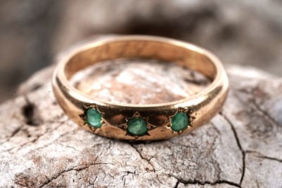 Lot 2 - A Victorian gypsy-set emerald three-stone ring