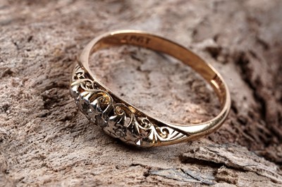 Lot 73 - An early 20th Century five-stone diamond ring