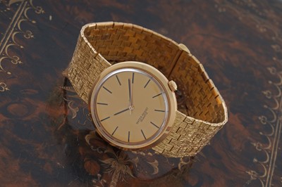 Lot 626 - Bulova: an 18ct yellow gold wristwatch