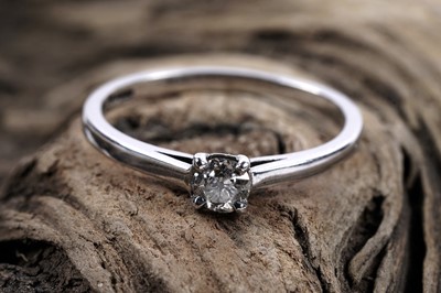 Lot 543 - A single stone diamond ring