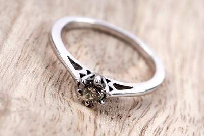 Lot 547 - A single stone diamond ring