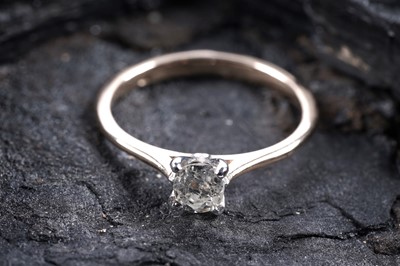Lot 548 - A single stone diamond ring