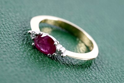 Lot 197 - A ruby and diamond ring