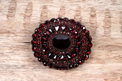 Lot 532 - A Victorian Grand Period garnet brooch