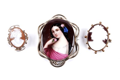 Lot 39 - Victorian and Edwardian portrait and cameo brooches