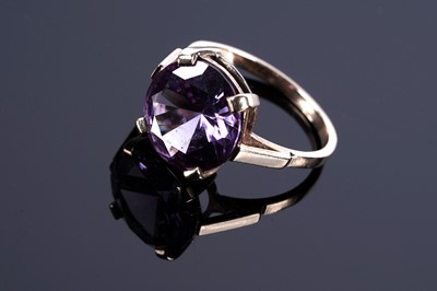 Lot 553 - A synthetic colour-change sapphire ring
