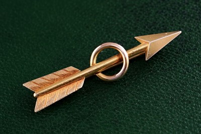 Lot 379 - A yellow metal arrow pattern brooch