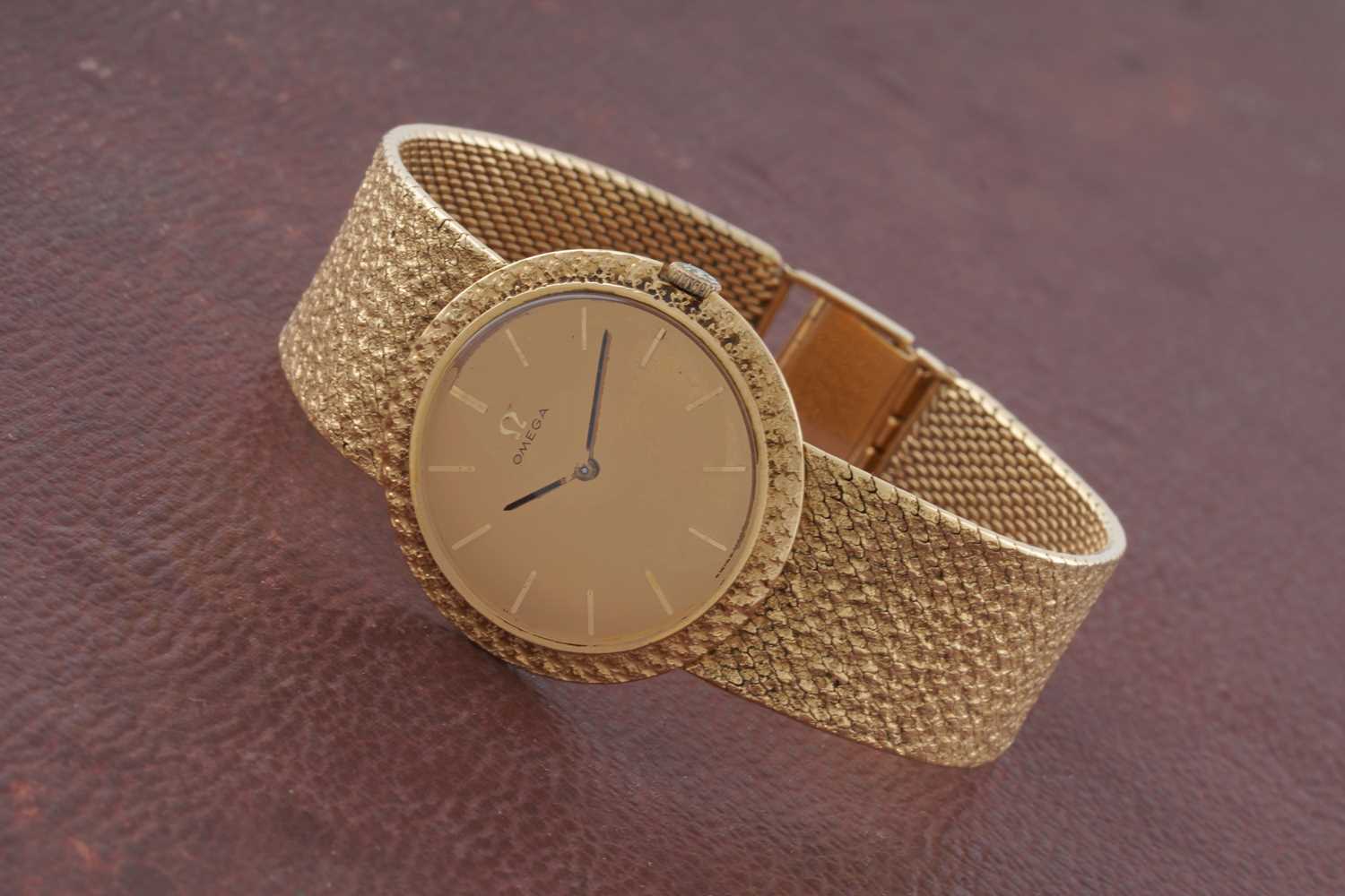 Lot 613 - Omega: an 18ct yellow gold cased manual wind wristwatch
