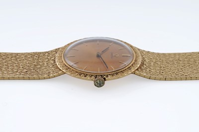 Lot 613 - Omega: an 18ct yellow gold cased manual wind wristwatch