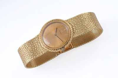 Lot 613 - Omega: an 18ct yellow gold cased manual wind wristwatch