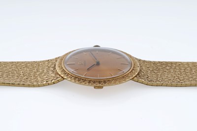 Lot 613 - Omega: an 18ct yellow gold cased manual wind wristwatch