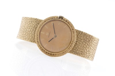 Lot 613 - Omega: an 18ct yellow gold cased manual wind wristwatch