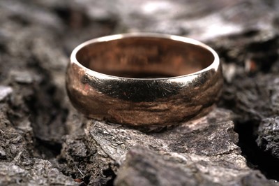 Lot 572 - A 9ct gold wedding band