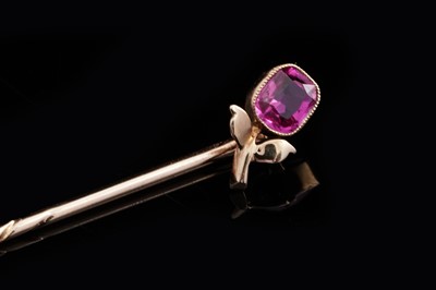 Lot 694 - A fine ruby and yellow gold stick pin