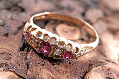 Lot 608 - An early 20th Century ruby and diamond ring