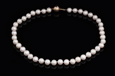 Lot 698 - A single-strand cultured pearl necklace