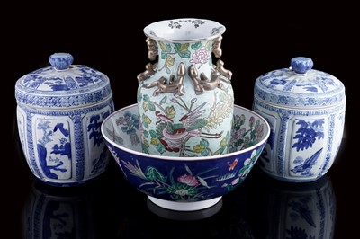 Lot 404 - A collection of Japanese and Chinese porcelain
