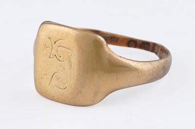 Lot 211 - An 18ct gold signet ring