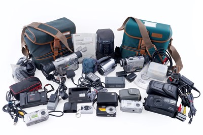 Lot 627 - A collection of digital cameras/camcorders