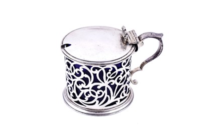 Lot 190 - A Victorian silver drum mustard pot