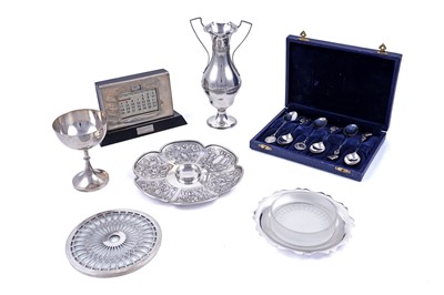Lot 170 - A mixed lot of small silver