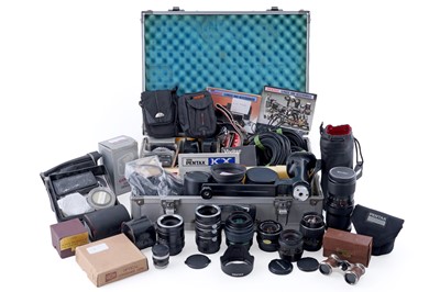 Lot 630 - A large quantity of camera accessories