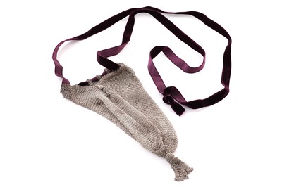 Lot 419 - An Edwardian silver mesh reticule