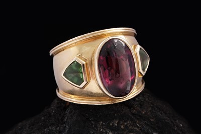 Lot 708 - Theo Fennell: a red and green tourmaline and 18ct yellow gold ring