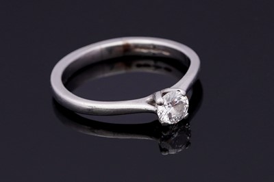 Lot 717 - A single stone solitaire diamond ring