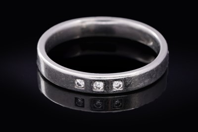 Lot 718 - A diamond set wedding ring